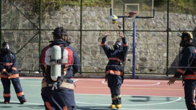 itfaiye kostumuyle voleybol oynadilar nefes kontrolu yaptilar gmGibrrZ