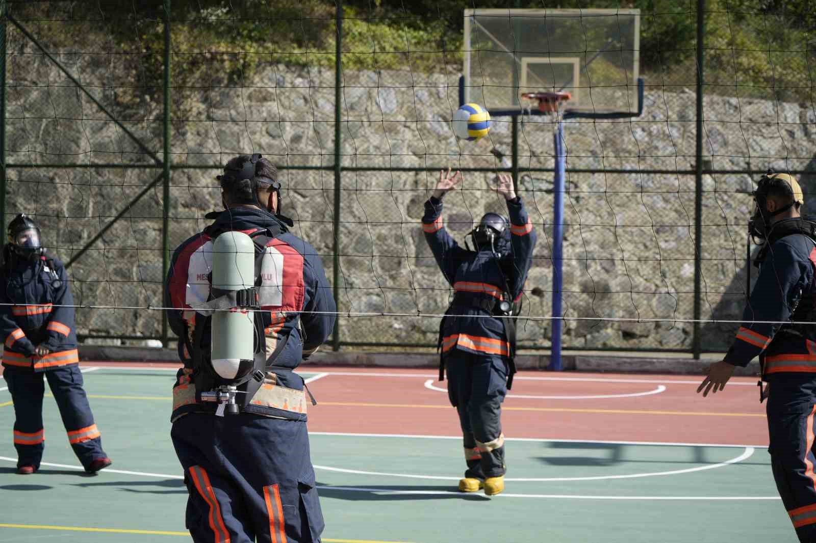 itfaiye kostumuyle voleybol oynadilar nefes kontrolu yaptilar gmGibrrZ