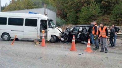 karsi seride gecen minibusle otomobil kafa kafaya carpisti 1 yarali jSAVL7Xw