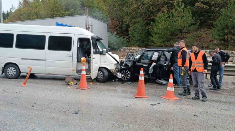 karsi seride gecen minibusle otomobil kafa kafaya carpisti 1 yarali jSAVL7Xw