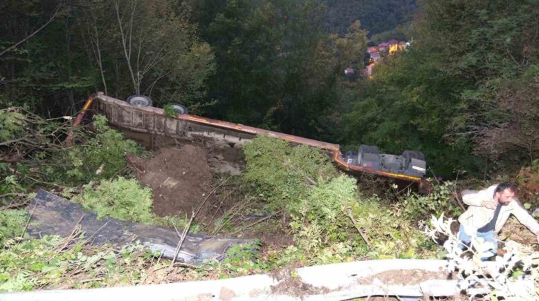 kastamonuda is makinesi yuklu tir sarampole devrildi 1 yarali uqYPCsRV