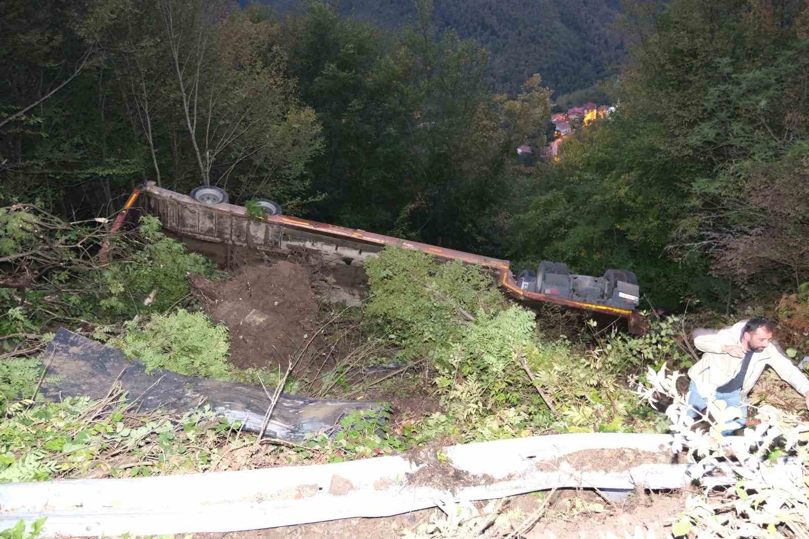 kastamonuda is makinesi yuklu tir sarampole devrildi 1 yarali uqYPCsRV