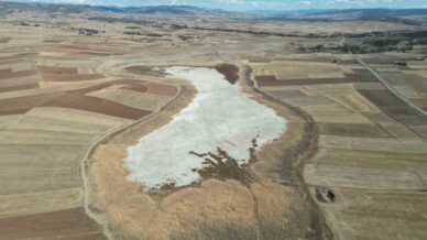 kuslarin dans ettigi uylubagi goleti kuraklik nedeniyle corak zemine donustu WEcusDaL