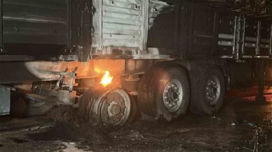 lastikleri tutusan tomruk yuklu tiri yanmaktan itfaiye kurtardi bWqgb6FI