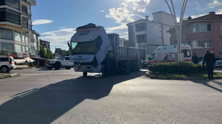 motosiklet kamyonun altina girdi surucu kazayi hafif atlatti k33KZyul