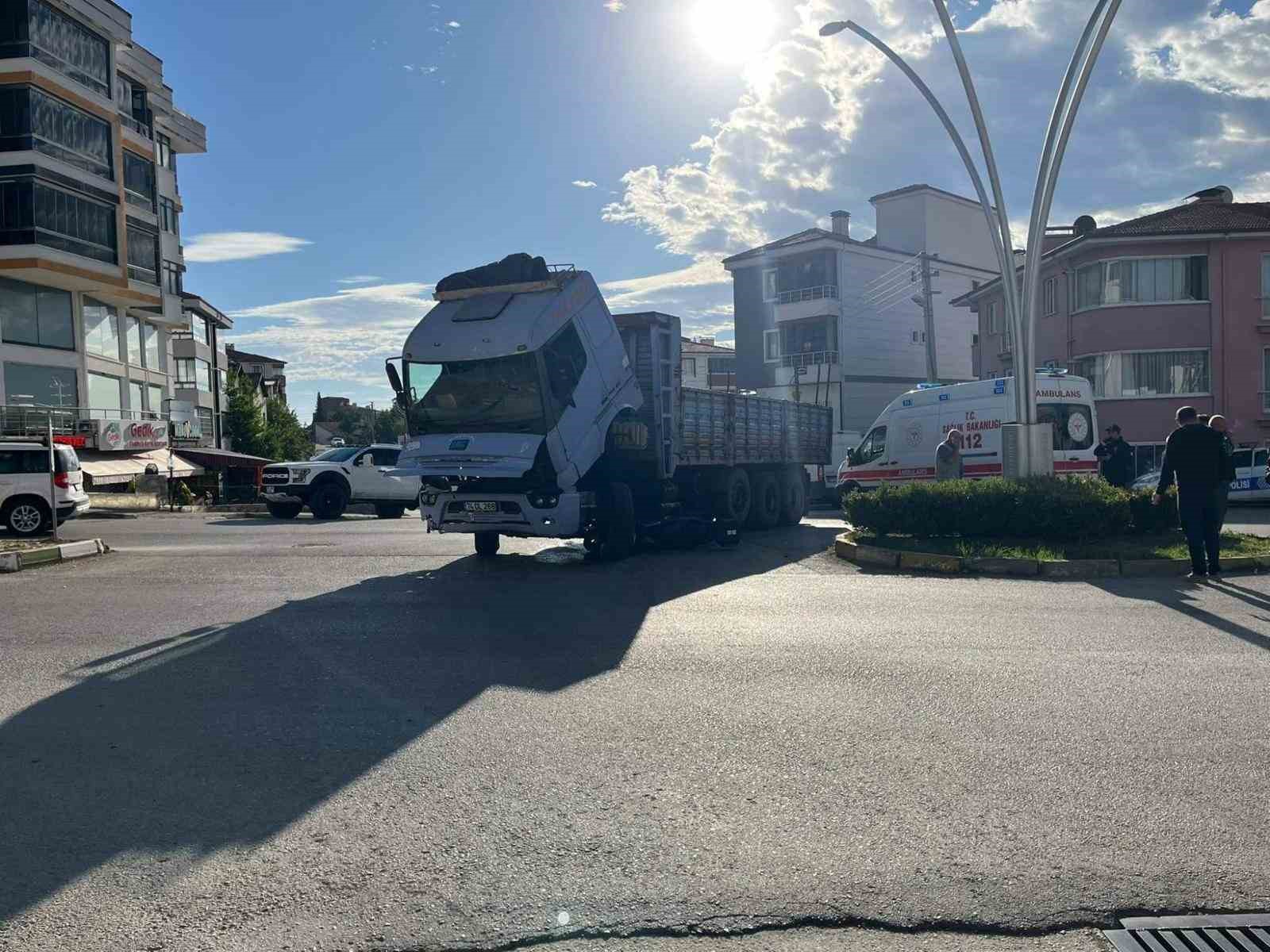 motosiklet kamyonun altina girdi surucu kazayi hafif atlatti k33KZyul