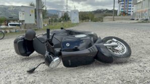 motosiklet micirli yolda devrildi kaza ani kamerada 5HhyLqBR