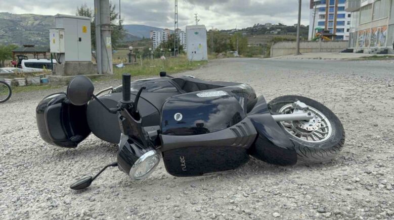 motosiklet micirli yolda devrildi kaza ani kamerada 5HhyLqBR