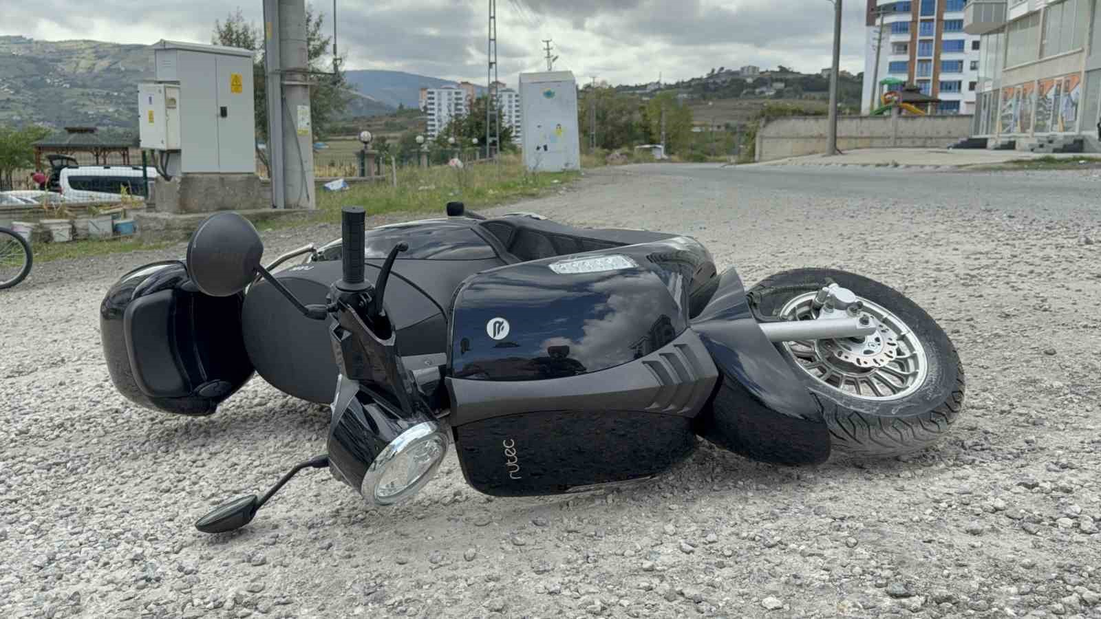 motosiklet micirli yolda devrildi kaza ani kamerada 5HhyLqBR