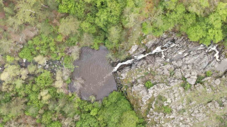 ormanin icerisindeki selale gorenleri mest ediyor 9mVHUJg3