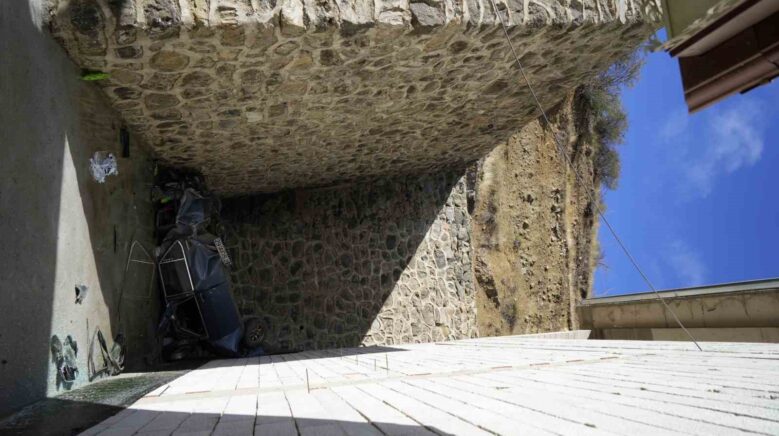 otomobil 15 metrelik ucurumdan dustu surucu yarali kurtuldu A8pZ5Hgd