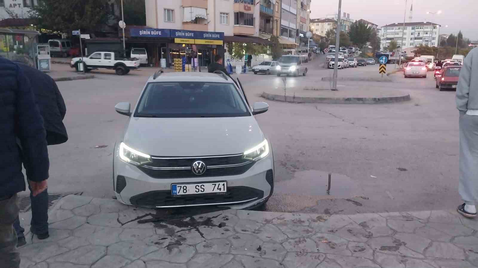 otomobilin carptigi yaya yaralandi WdWvc6Ir