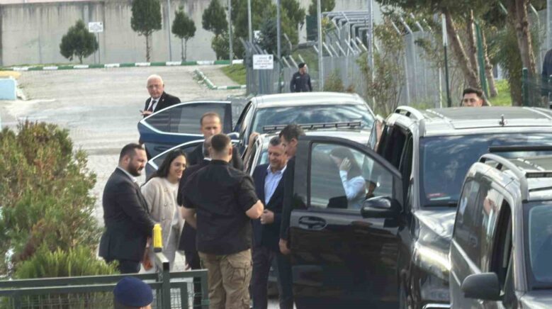 ozgur ozel duzcede tutuklu bulunan pinar turkeri ziyaret etti 2e5rUTCm