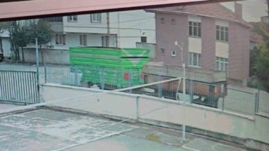 park edilen romorklar hareketlenip duvara carpti K3N6wYbu