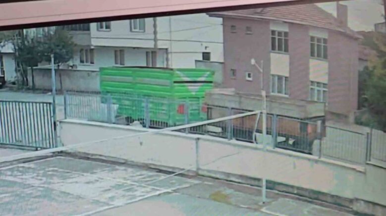 park edilen romorklar hareketlenip duvara carpti K3N6wYbu