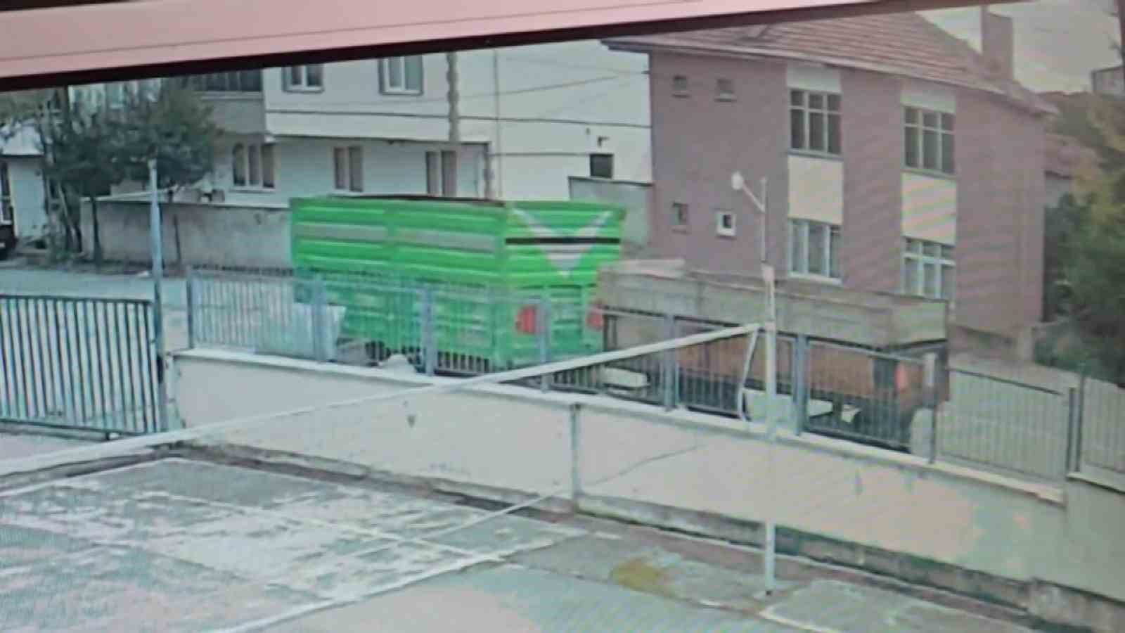 park edilen romorklar hareketlenip duvara carpti K3N6wYbu