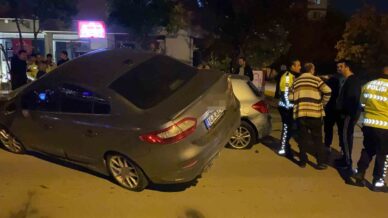 park halindeki 2 araca carpip asili kaldi surucu olay yerinden kacti 3rKzJl1P