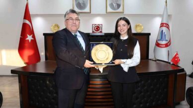 rektor ozolcer yilin doktora tezi odulu sahibi dr ogr uyesi timuru makaminda kabul etti qzirpAAH