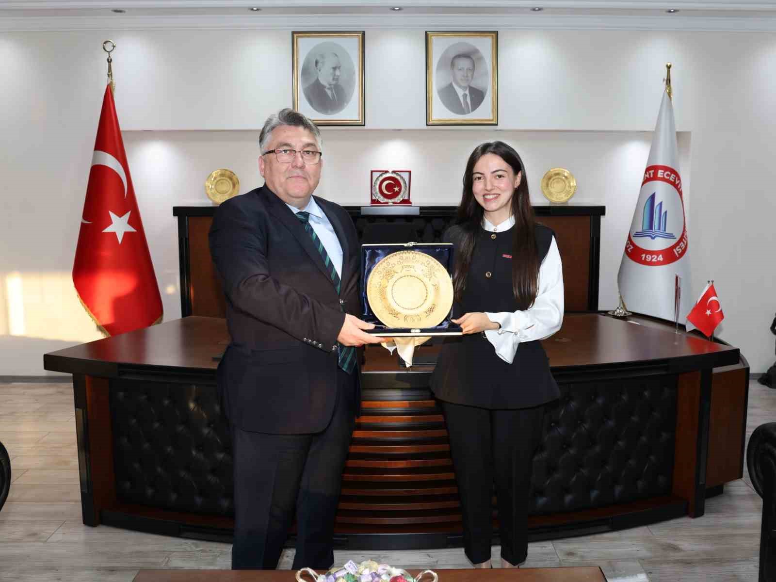 rektor ozolcer yilin doktora tezi odulu sahibi dr ogr uyesi timuru makaminda kabul etti qzirpAAH