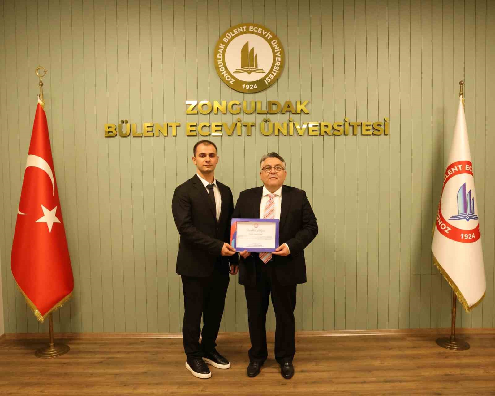 rektor ozolcerden nasanin onur listesine adini yazdiran yusuf nasa tebrik UcdjUwP5