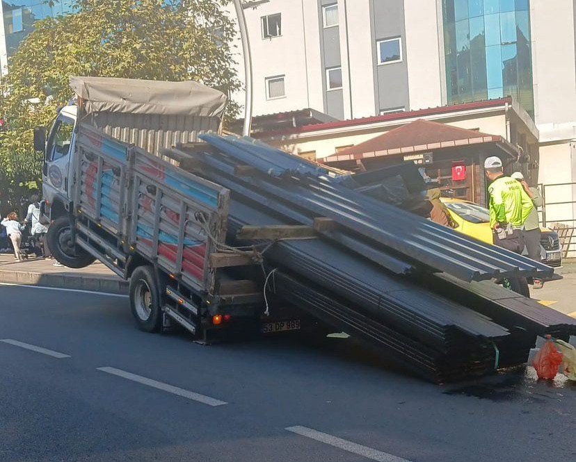 rizede seyir halindeki kamyon saha kalkti Eq6CQL7m