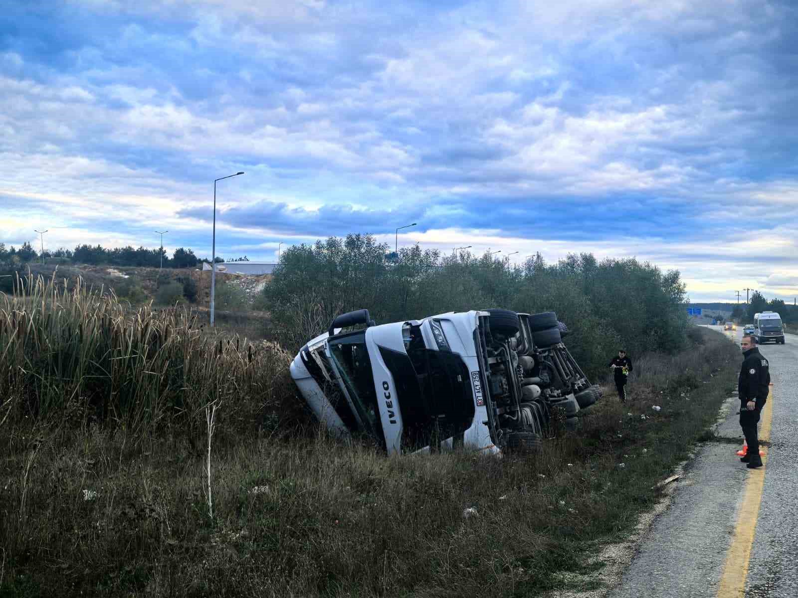 sunta yuklu tir devrildi 1 yarali QbADK1r3