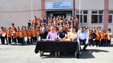 tanju colak ve hami mandirali ogrencilerle bulustu jzTUci9J