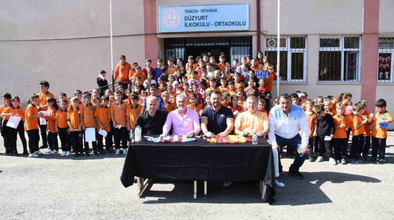 tanju colak ve hami mandirali ogrencilerle bulustu jzTUci9J