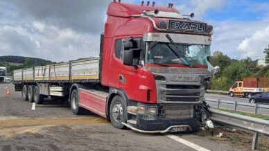 temde bariyerlere carpan tirin dorsesindeki demir profiller yola sacildi 1 yarali TOGFyKc7