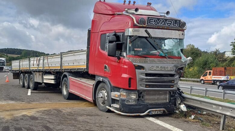 temde bariyerlere carpan tirin dorsesindeki demir profiller yola sacildi 1 yarali TOGFyKc7