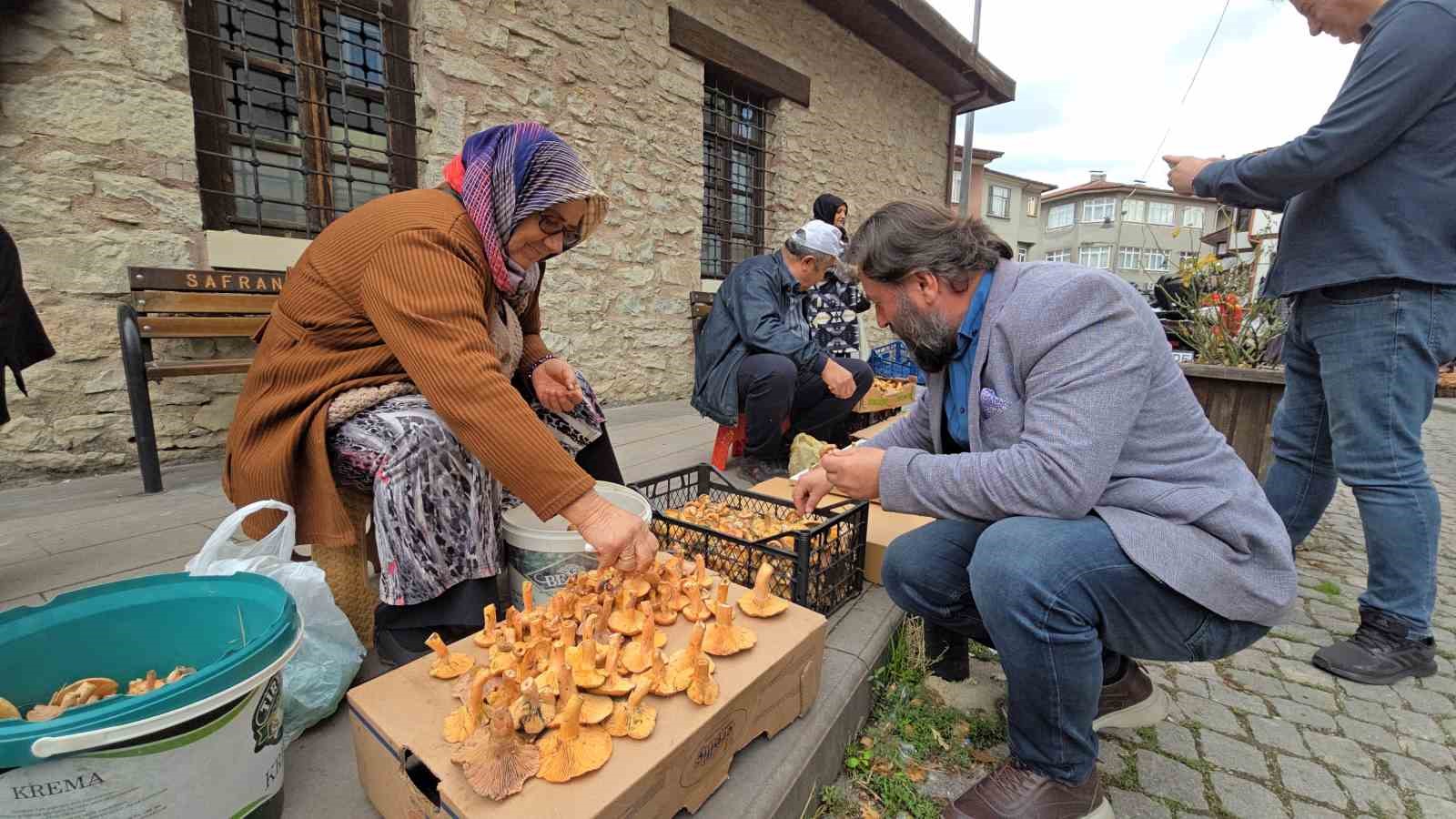 tezgahlarda kanlica bollugu yasaniyor kilosu 500 tl aehCHV5I