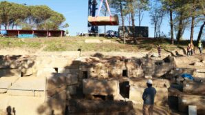 tios antik kentinde bulunan roma donemi lahitleri torenle acildi CbDuFy5j