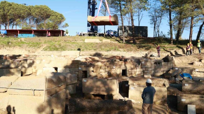 tios antik kentinde bulunan roma donemi lahitleri torenle acildi CbDuFy5j