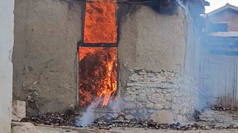 tokatta cikan yanginda ev ve samanlik kule dondu NAgUY7Qm