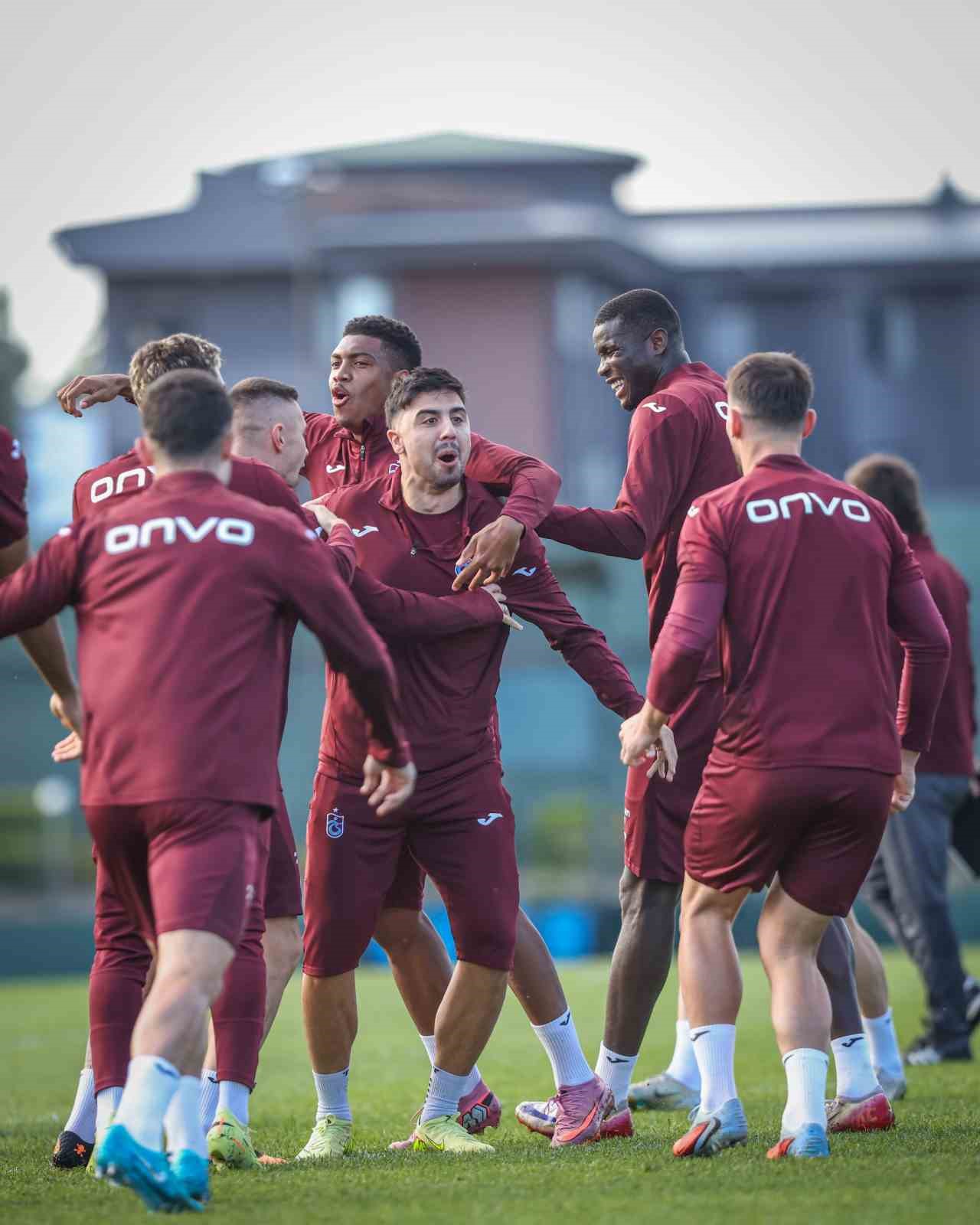 trabzonsporun rizede en buyuk kozu hucum hatti sIgWg5O5