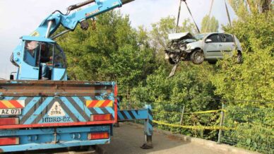 universite ogrencilerinin bulundugu otomobil bahceye uctu 4 yarali asDh1j58