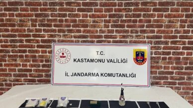 uyusturucu operasyonunda yakalanan 4 saniga 8 yil 4 ay hapis cezasi XC7VEtya