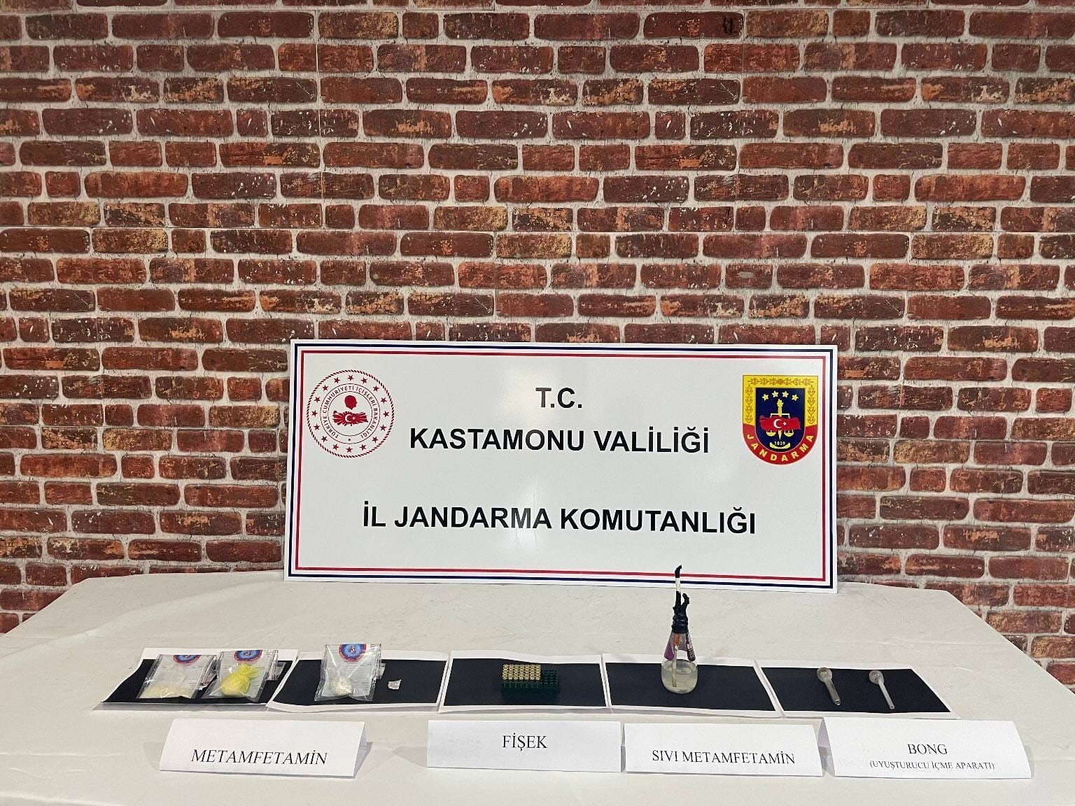 uyusturucu operasyonunda yakalanan 4 saniga 8 yil 4 ay hapis cezasi XC7VEtya