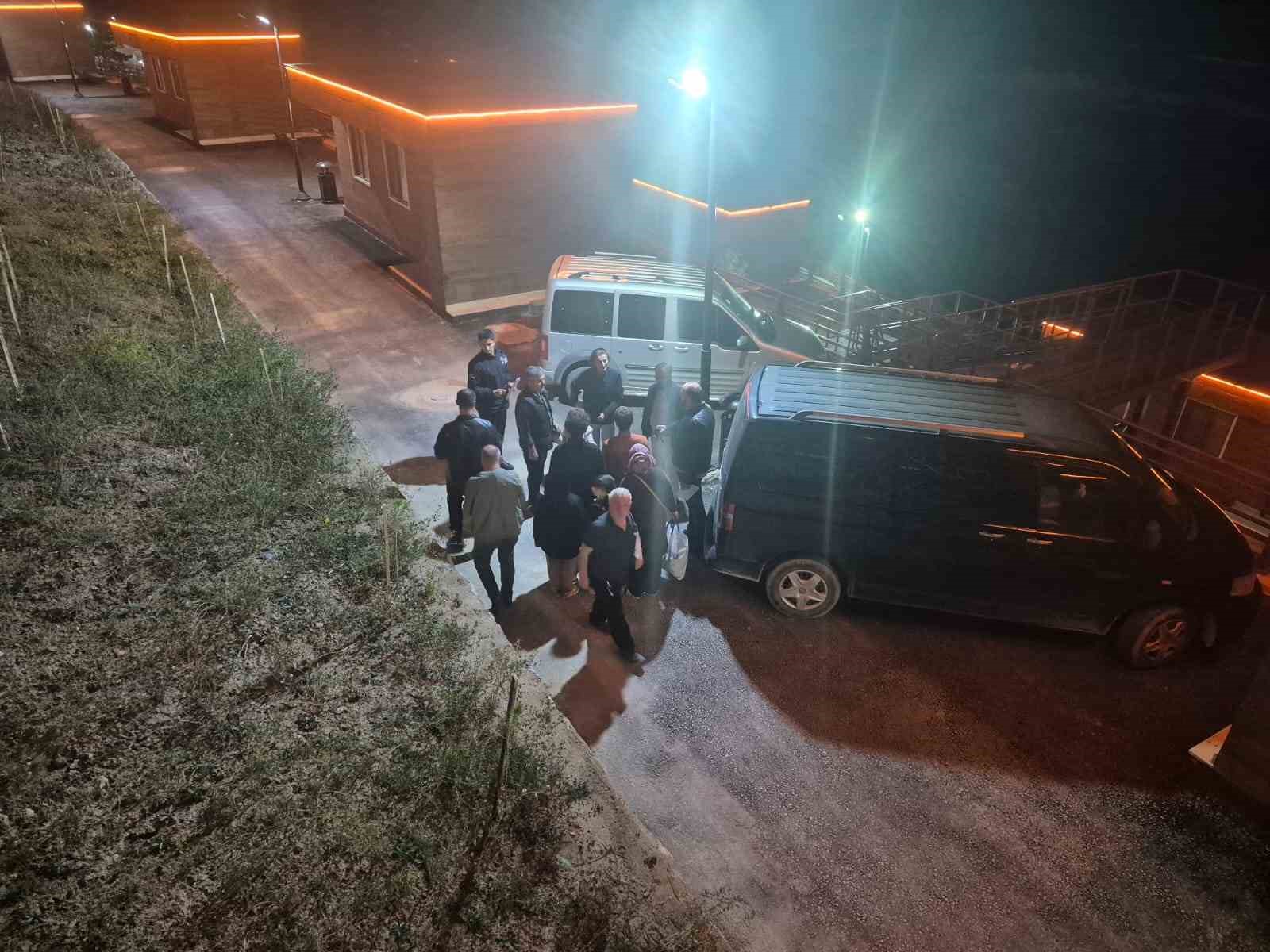yangin sonrasi 28 kisi karabuk belediyesi misafirhanesine yerlestirildi IifGKi4R