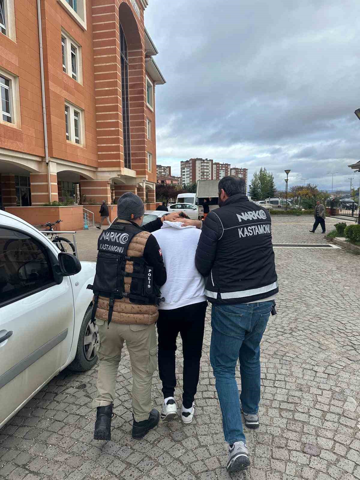 yataginda altindaki uyusturucuyla yakalanan sanik tahliye edildi 8OSDc2rE