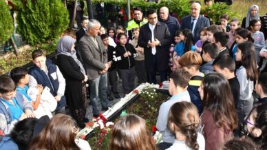 5 sinif ogrencilerinden sehit recep turanin kabrine anlamli ziyaret T1q9rOtC