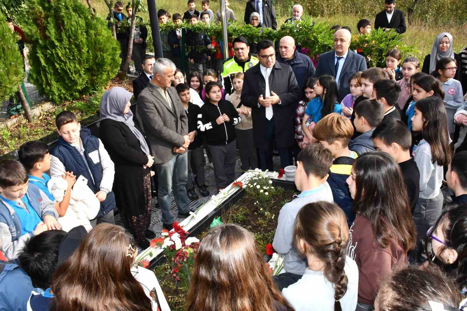 5 sinif ogrencilerinden sehit recep turanin kabrine anlamli ziyaret T1q9rOtC