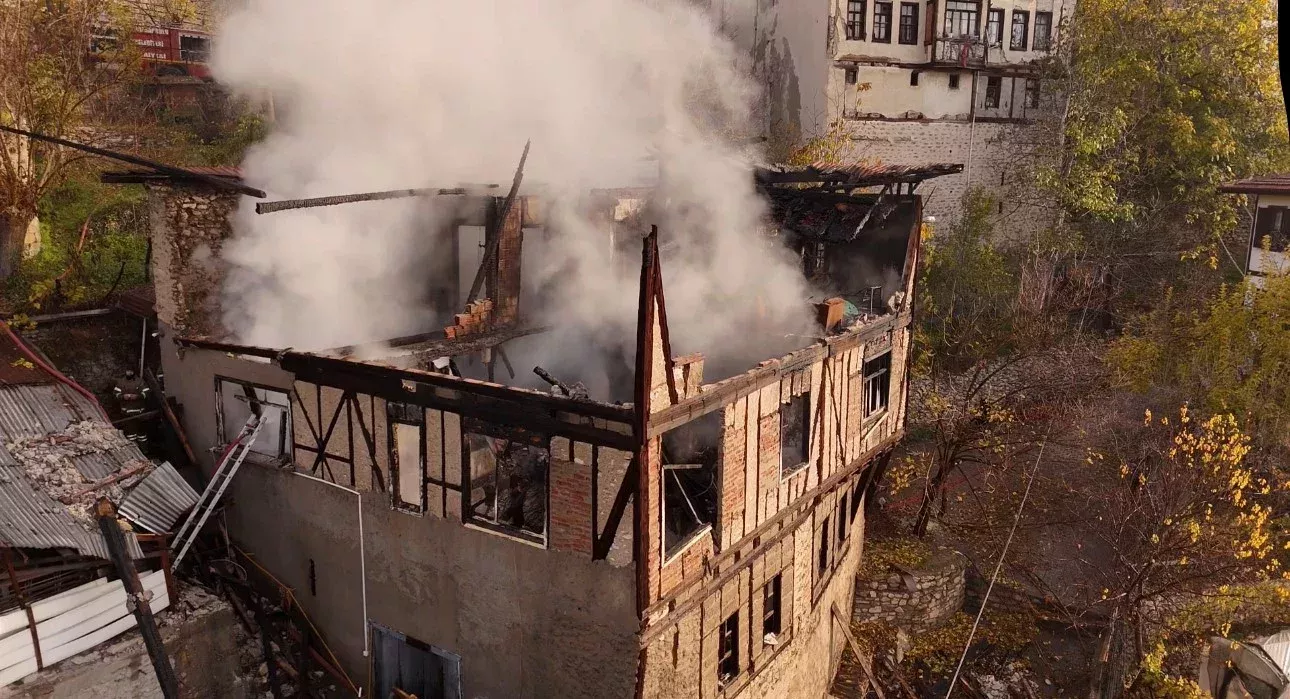 Safranbolu'da 150 yıllık tarihi konaktan geriye kalan harabe dronla görüntülendi 1 AW583709 02