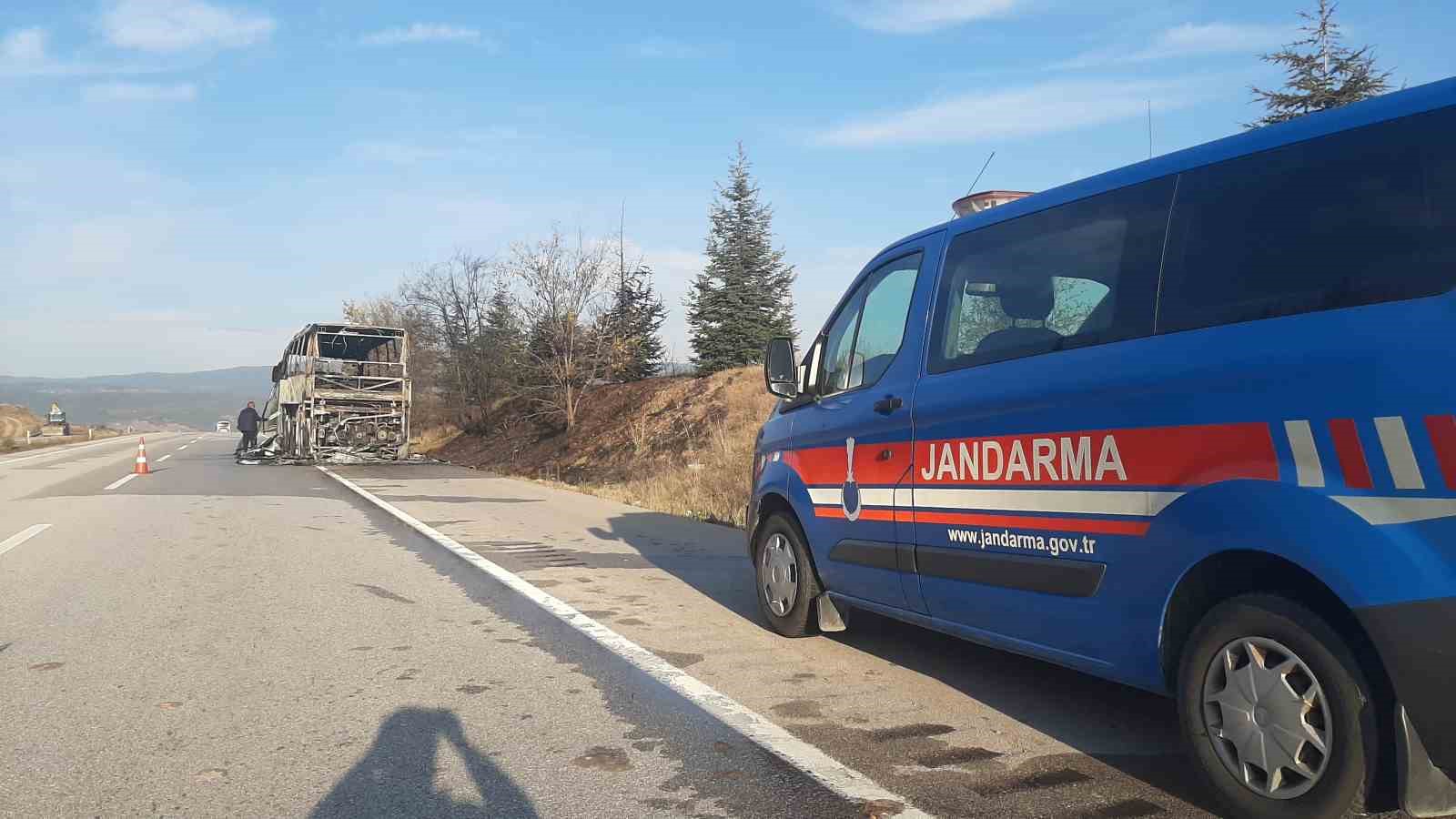 alev topuna donen yolcu otobusu tamamen yandi ZrGja3hb