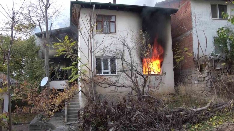 amasyada iki katli evde yangin yasli kadin yangini aglayarak izledi lXZcfvhS