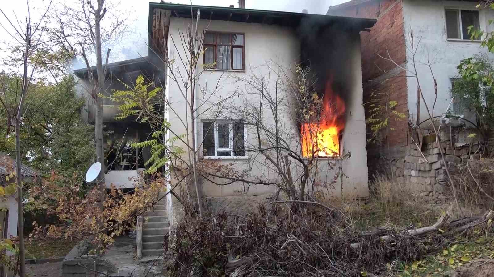 amasyada iki katli evde yangin yasli kadin yangini aglayarak izledi lXZcfvhS