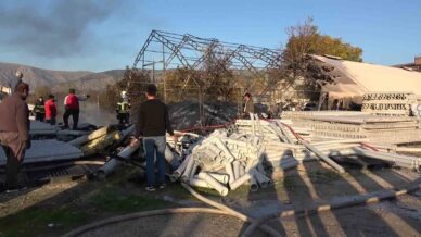 amasyada plastik malzeme dolu depo yandi yukselen dumanlar metrelerce oteden goruldu 8Z7MJcbx