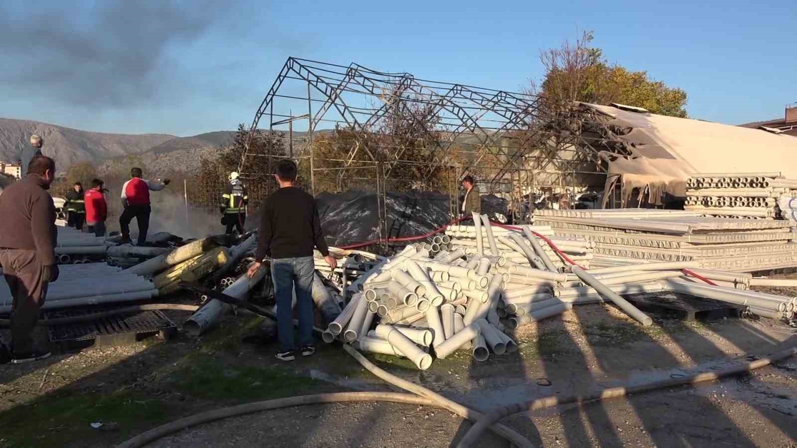 amasyada plastik malzeme dolu depo yandi yukselen dumanlar metrelerce oteden goruldu