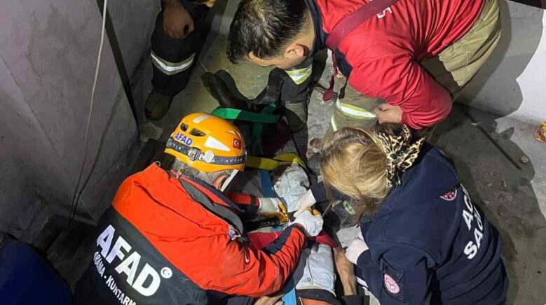 apartman bosluguna duserek yaralanan yasli adami ekipler kurtardi IMbfcDgY