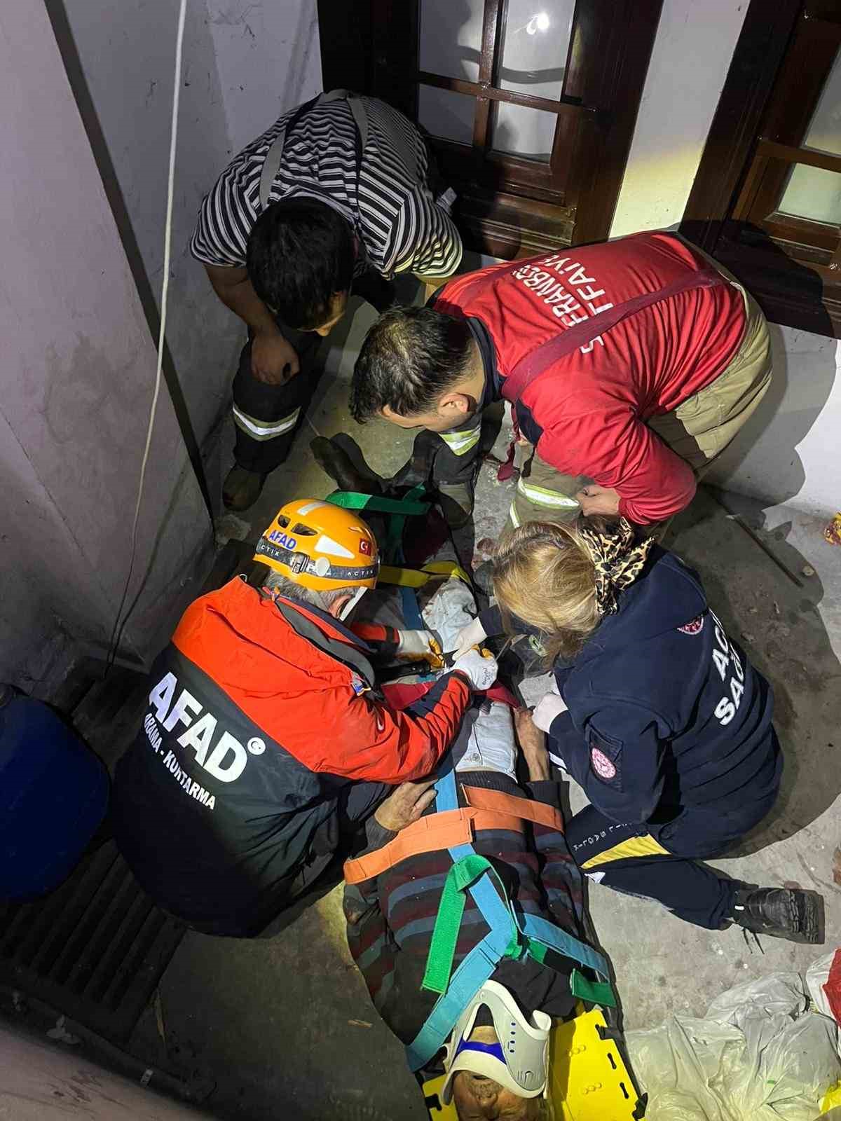 apartman bosluguna duserek yaralanan yasli adami ekipler kurtardi IMbfcDgY
